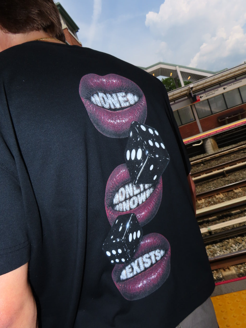LUCKY LIPS BOXY TEE