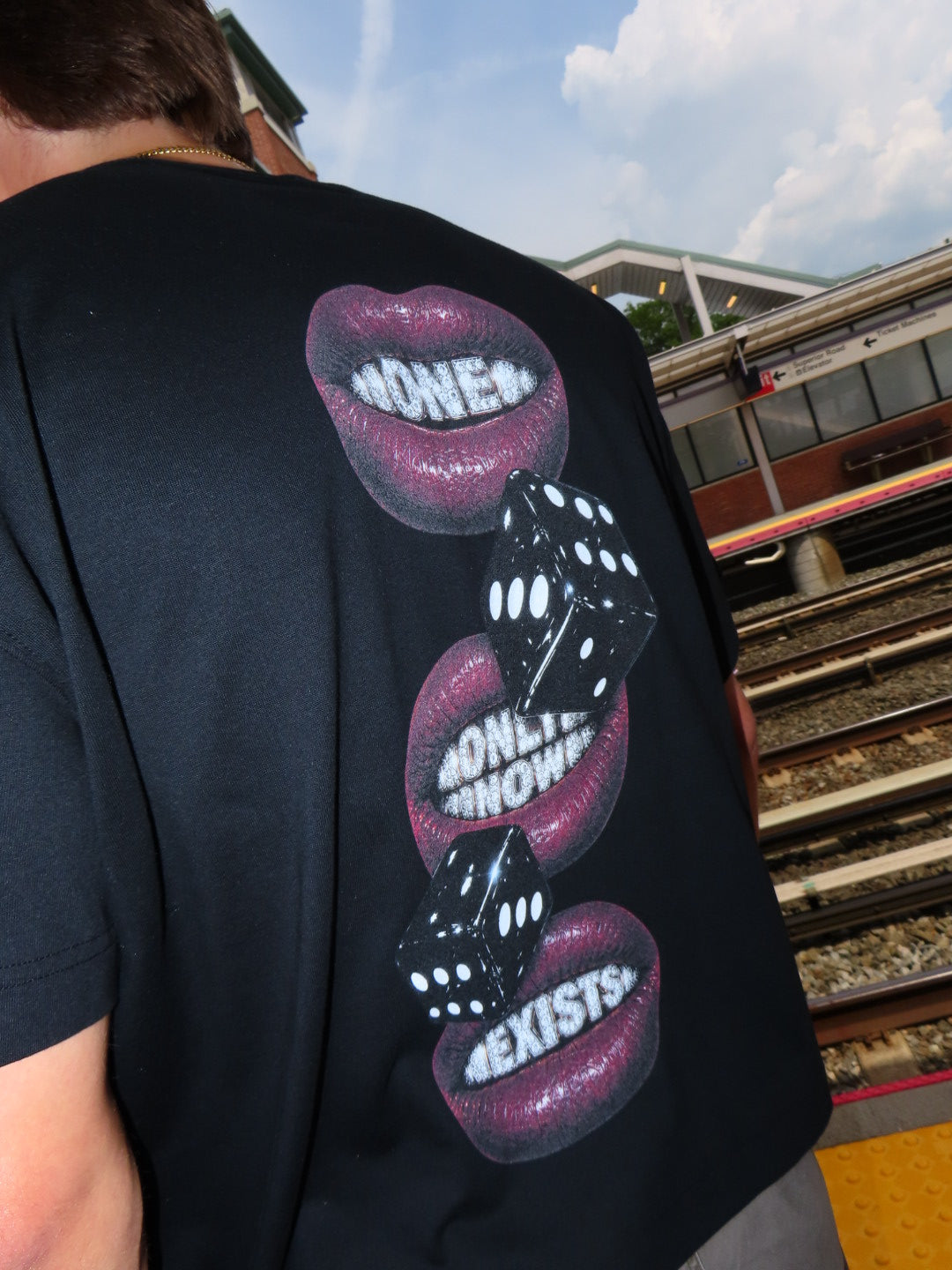 LUCKY LIPS BOXY TEE